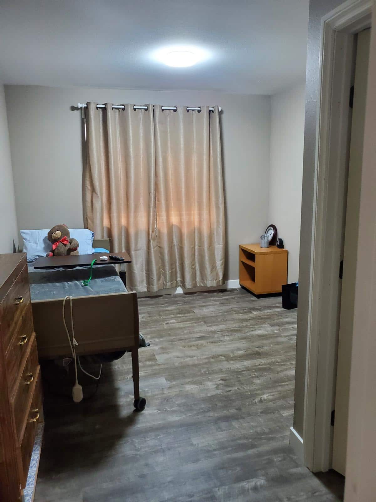 Shared common living room with TV, comfortable seating, and a welcoming, home-like atmosphere